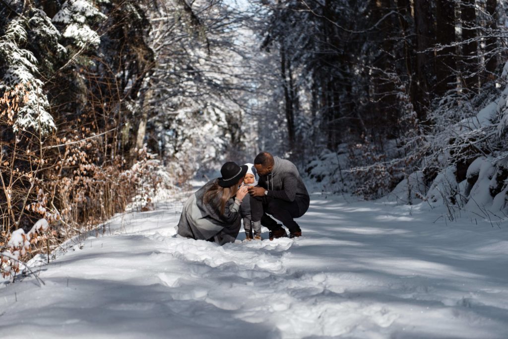 Photo de famille dans la neige en foret