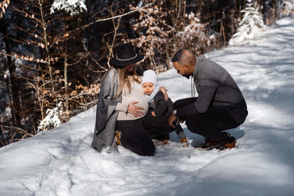 Photo maternité en famille dans la foret