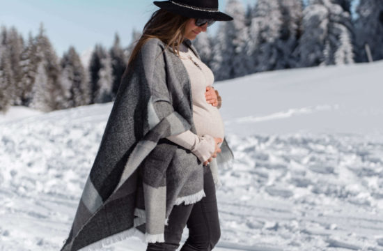 Femme enceinte dans la neige