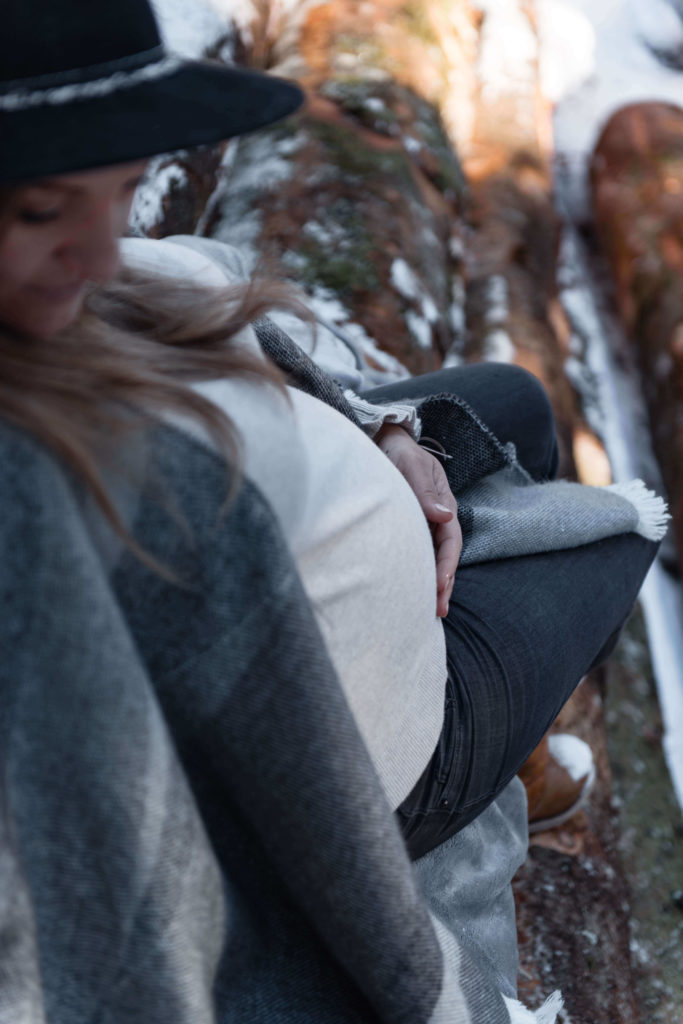 Femme enceinte vue de dessus