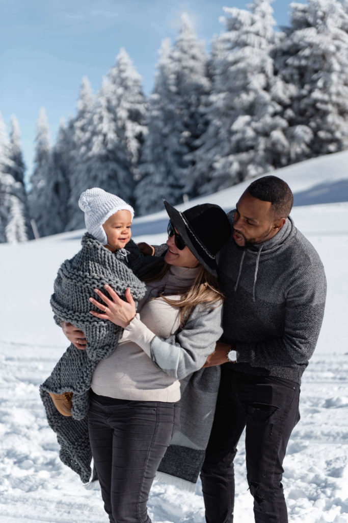 Photo de famille dans la neige