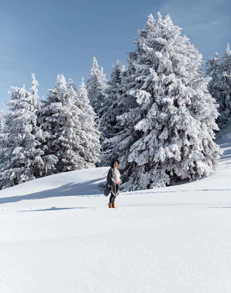 Femme enceinte au milieu d'un champs enneigé