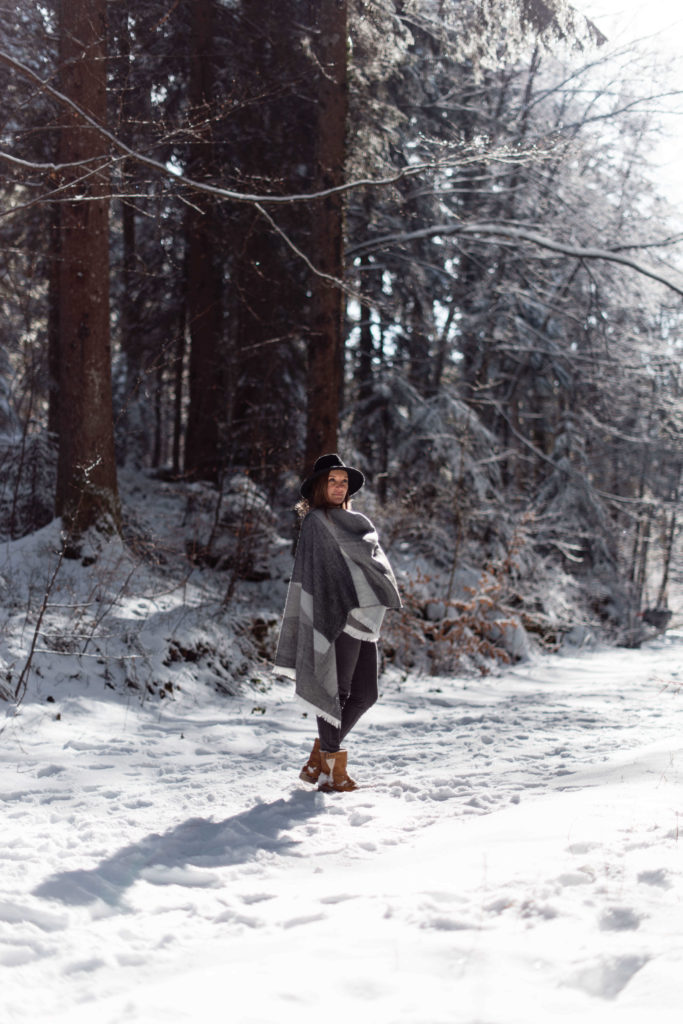 Portrait femme enceinte debout dans la neige