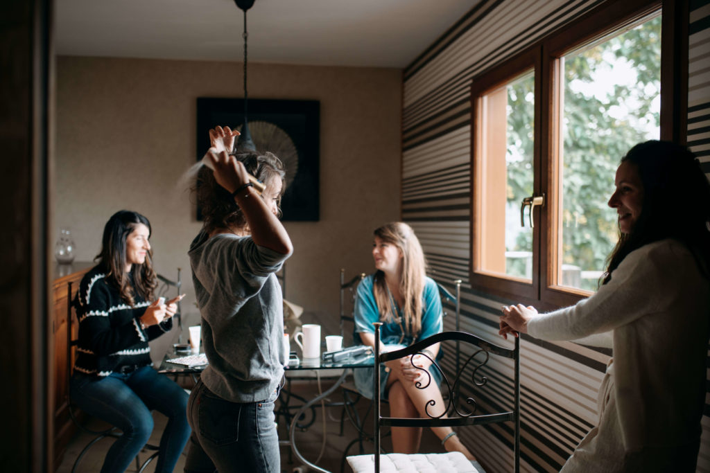 Préparatifs de mariage entre copines