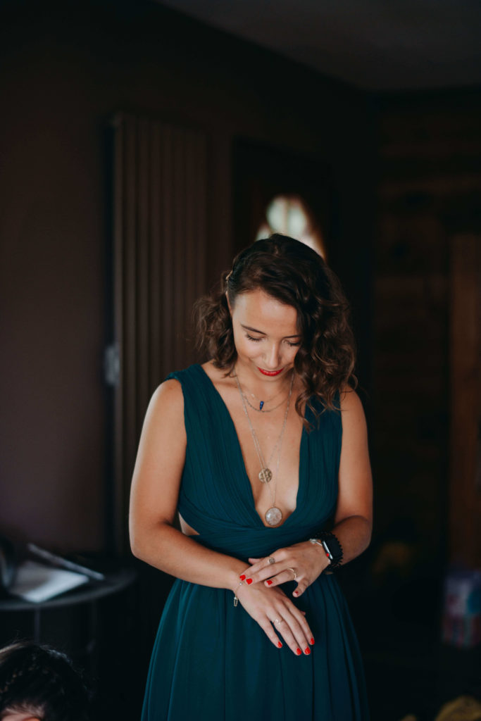 Demoiselle d'honneur qui se prépare