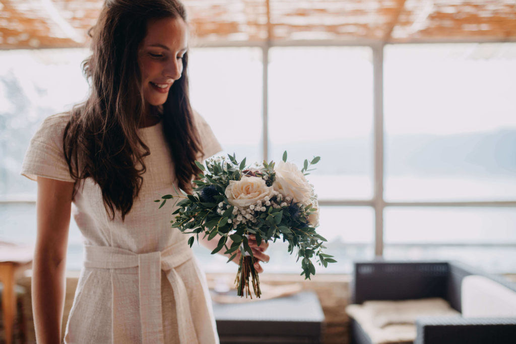 Mariée qui regarde son bouquet