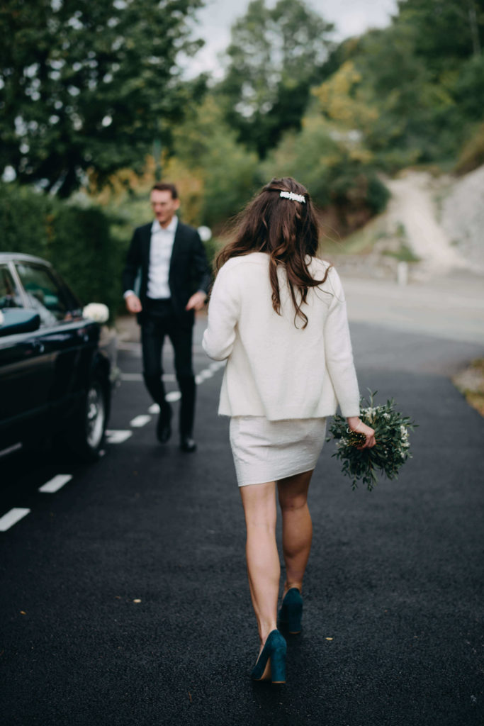 Mariée de dos qui marche