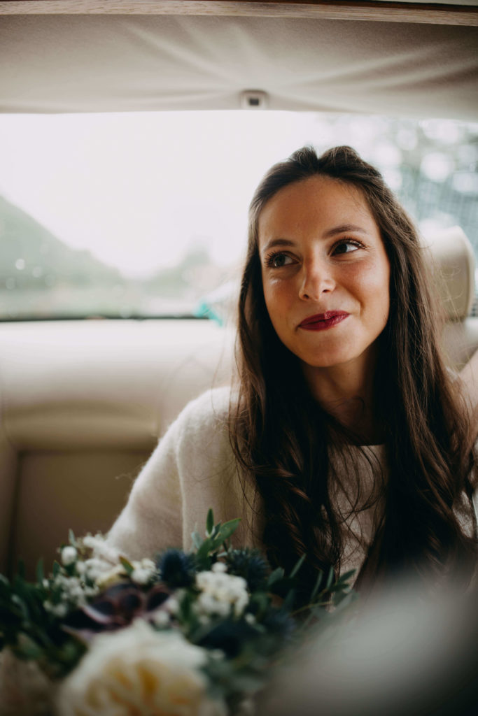 Portrait de mariée dans la voiture