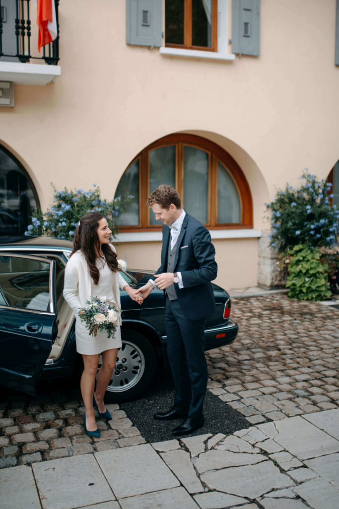 Mariée qui sort de la voiture