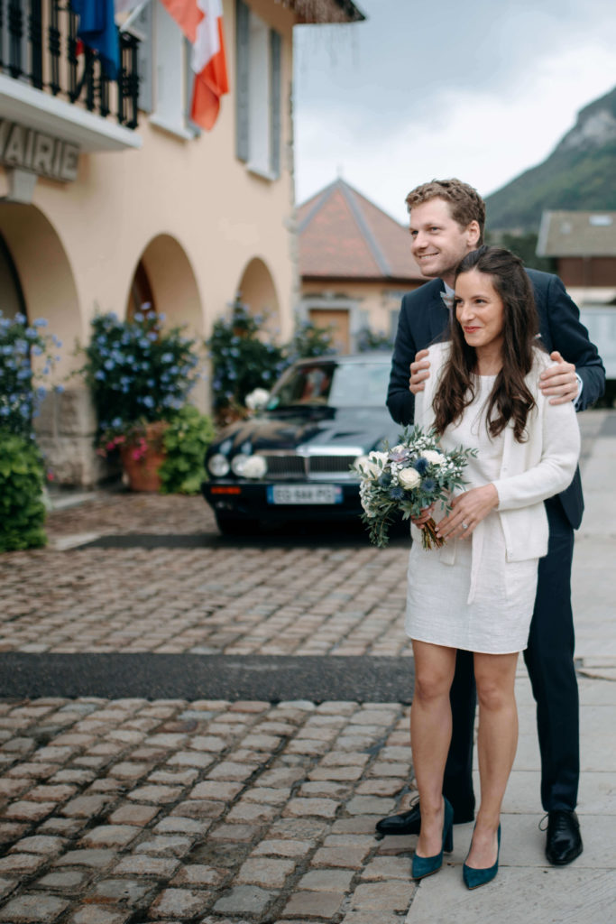 Photo de couple devant la mairie