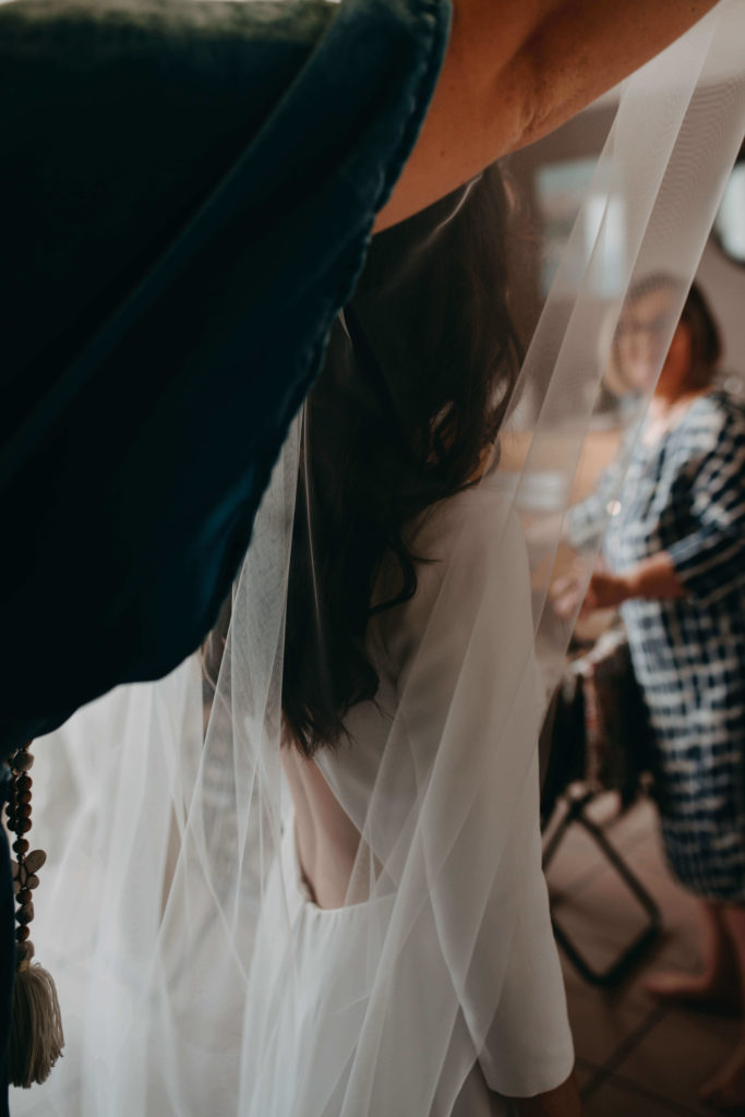 Mariée qui ajuste son voile