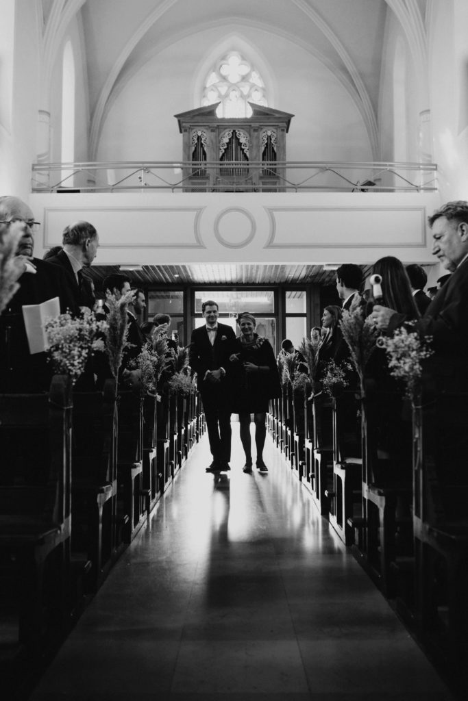Marié qui rentre dans l'église