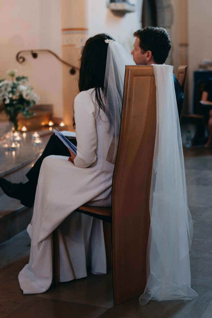 Photos des mariés dans l'église