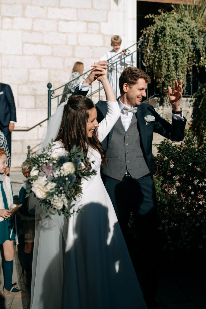 Mariés qui sortent de l'église