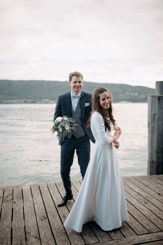 Couple de mariés au bord du Lac d'Annecy
