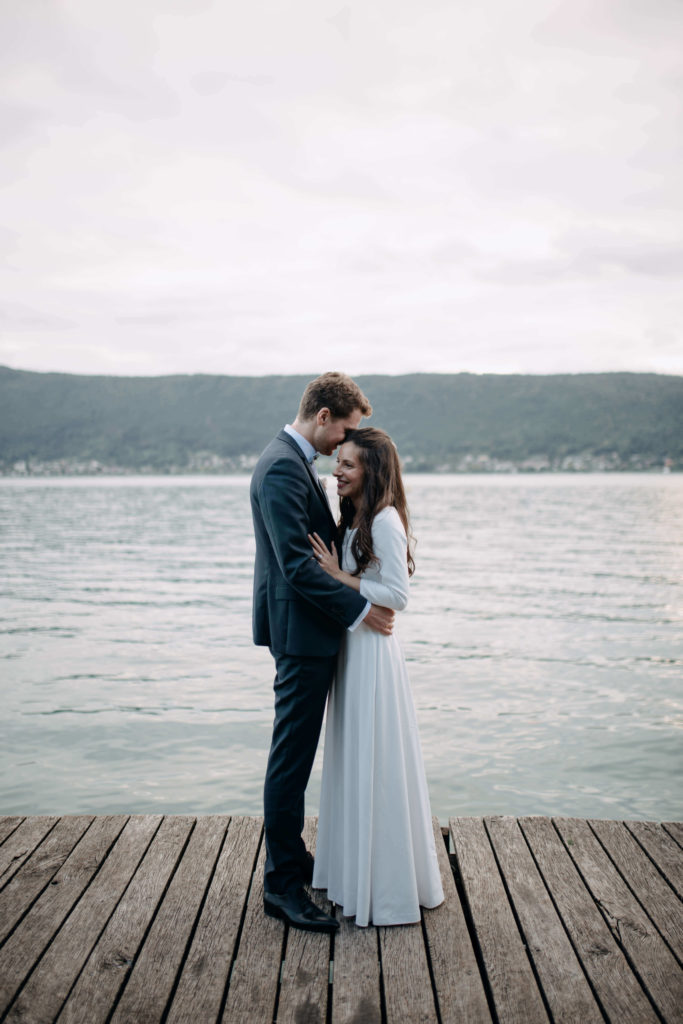 Couple de mariés au bord du Lac d'Annecy