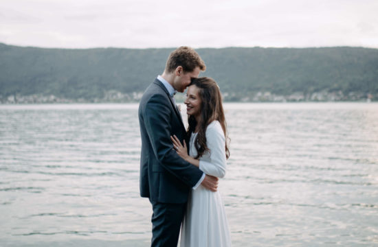 Couple de mariés au bord du Lac d'Annecy