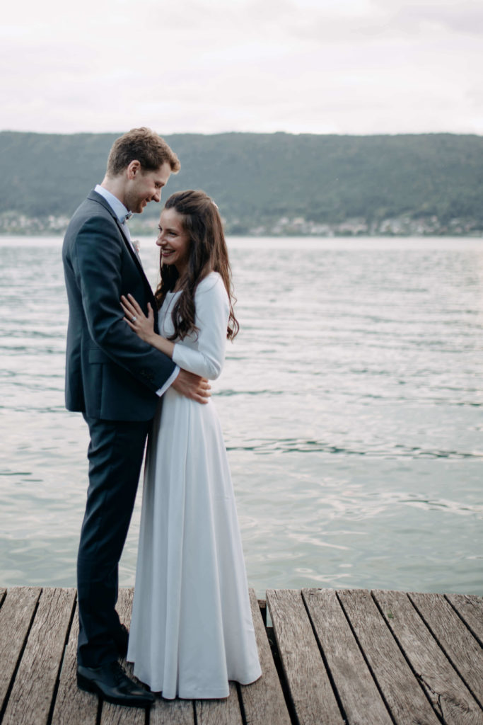 Couple de mariés au bord du Lac d'Annecy