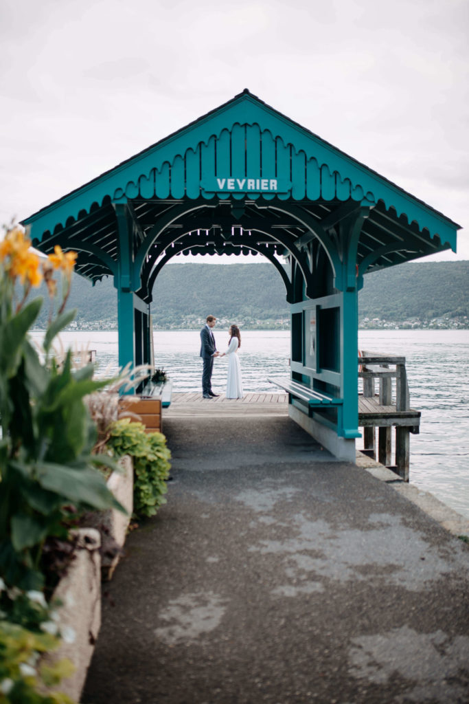 Couple de mariés au bout d'un ponton face à face