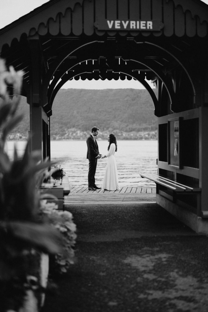 Couple de mariés au bout d'un ponton face à face