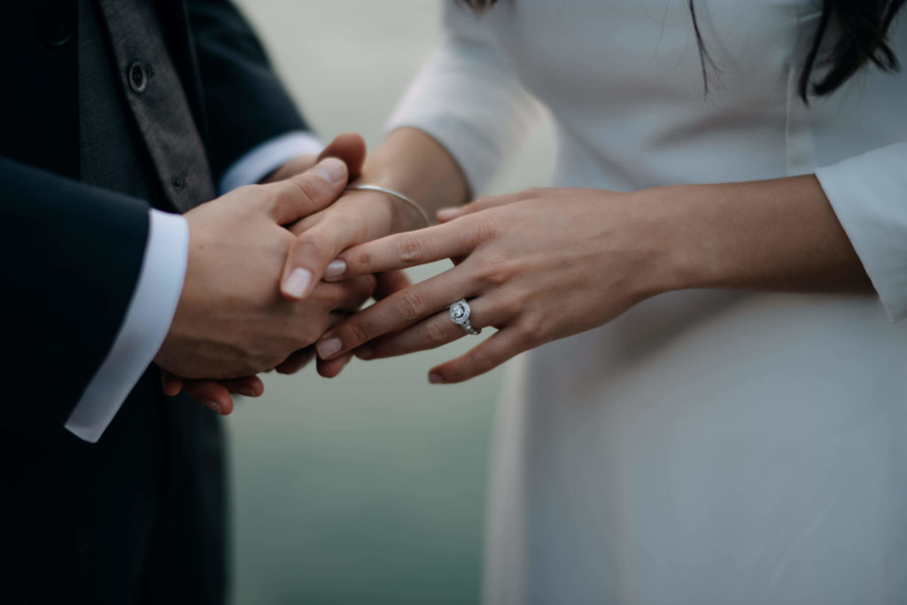 Mariés qui se tiennent la main