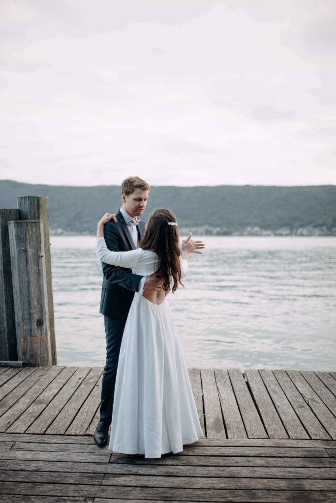 Couple de mariés qui dans sur un ponton