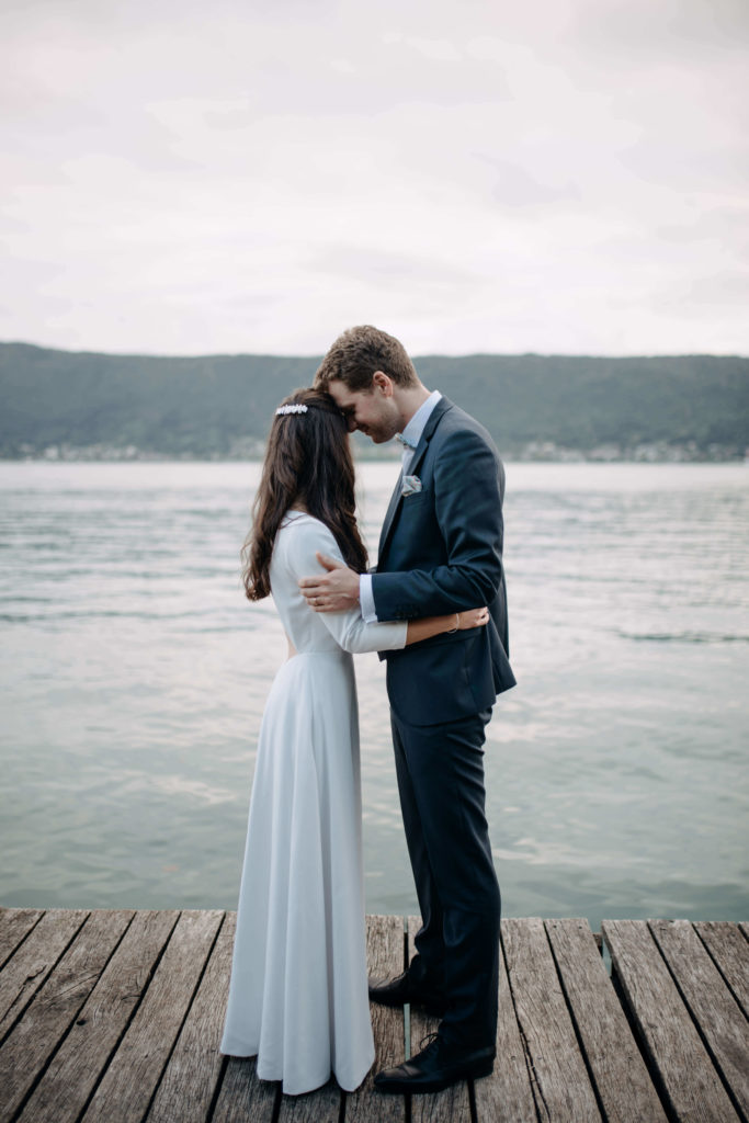 Couple de mariés au bord du Lac d'Annecy