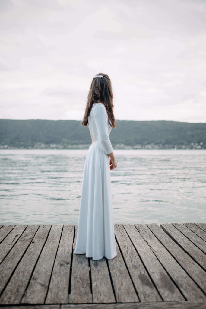 Mariée de profil au bord du Lac d'Annecy