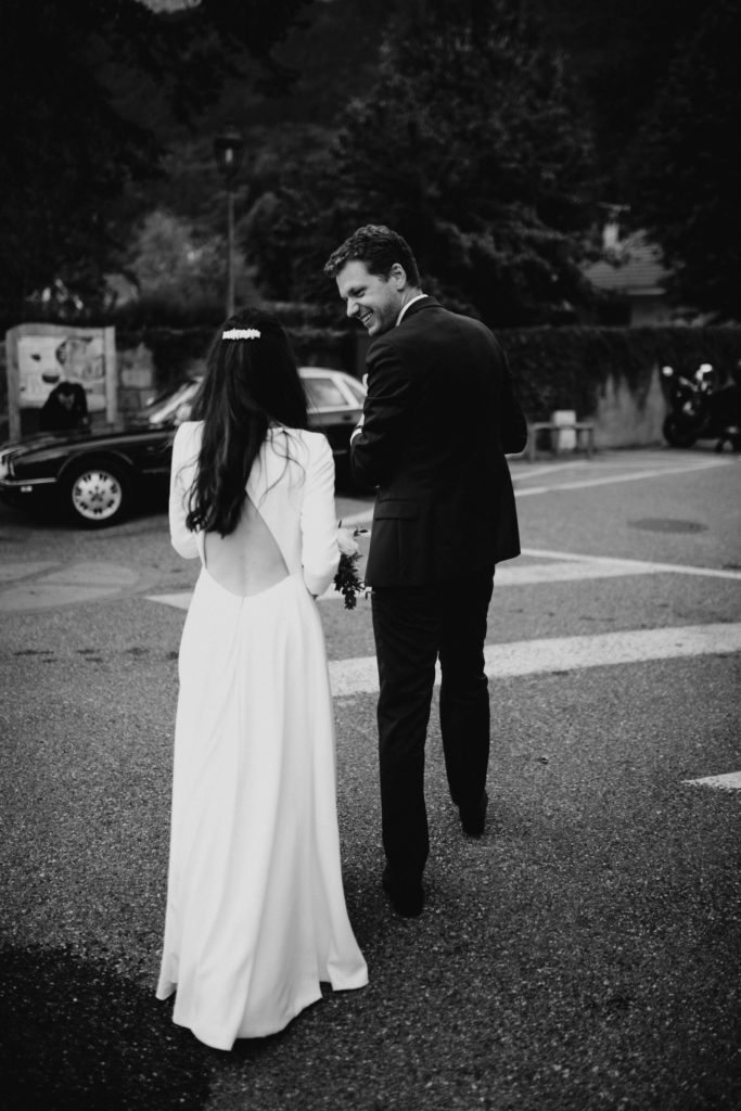 Couple de mariés qui marche