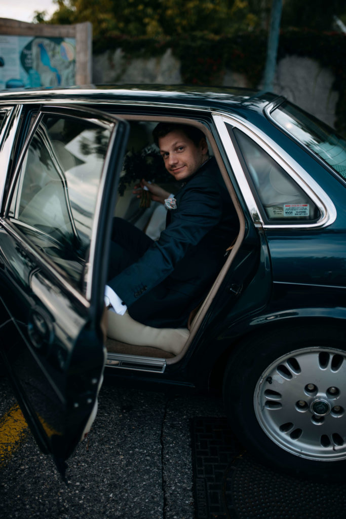 Marié qui monte dans la voiture