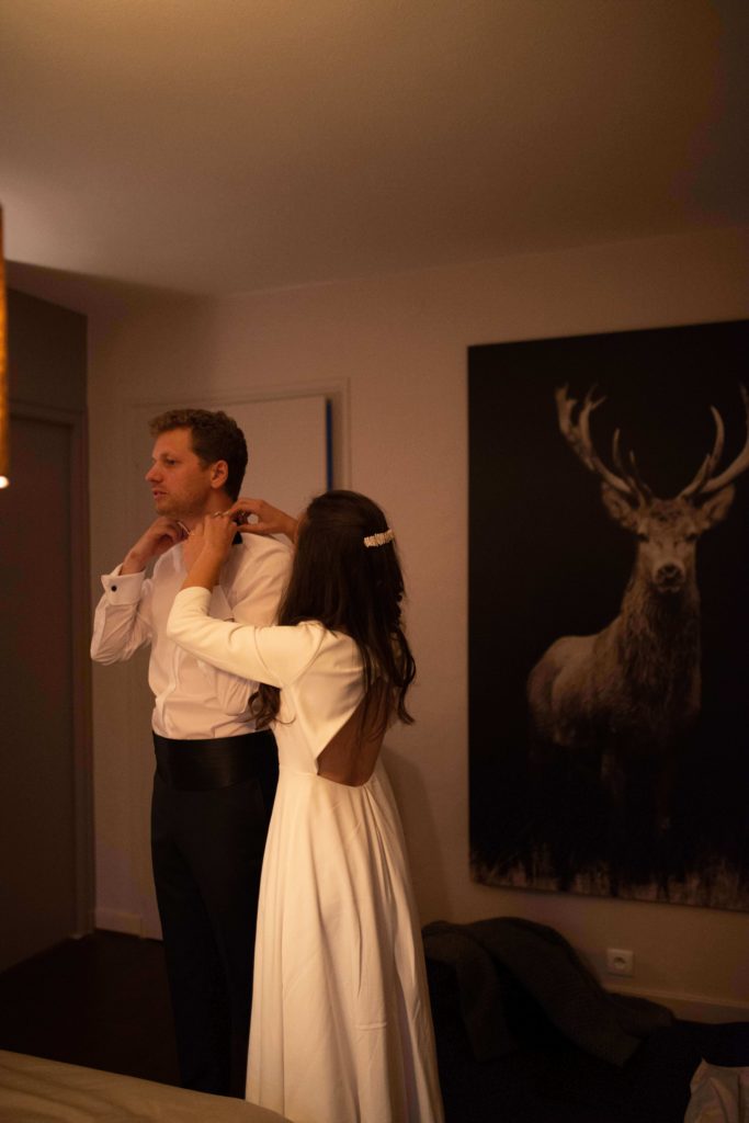 Couple de mariés qui se préparent