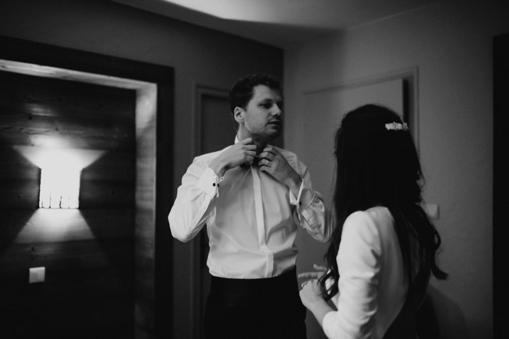 Marié qui attache son noeud papillon