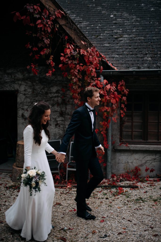 Mariés qui marche main dans la main