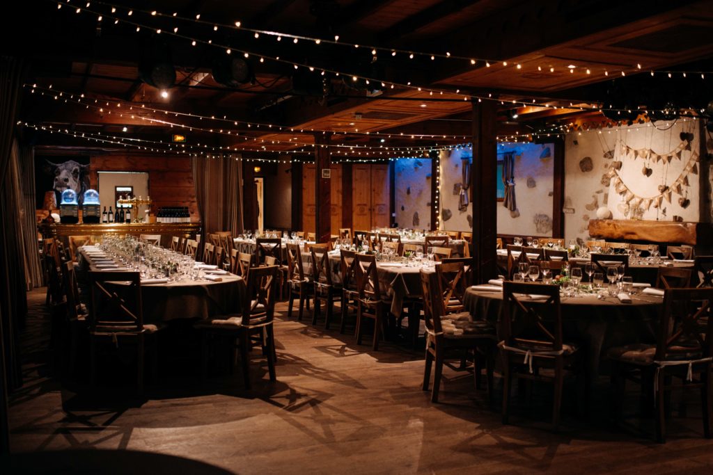 Salle de repas mariage à la Grange à Jules