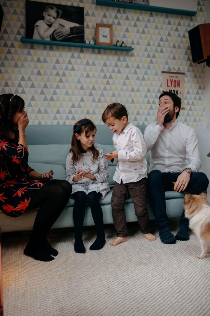 Famille dans le salon