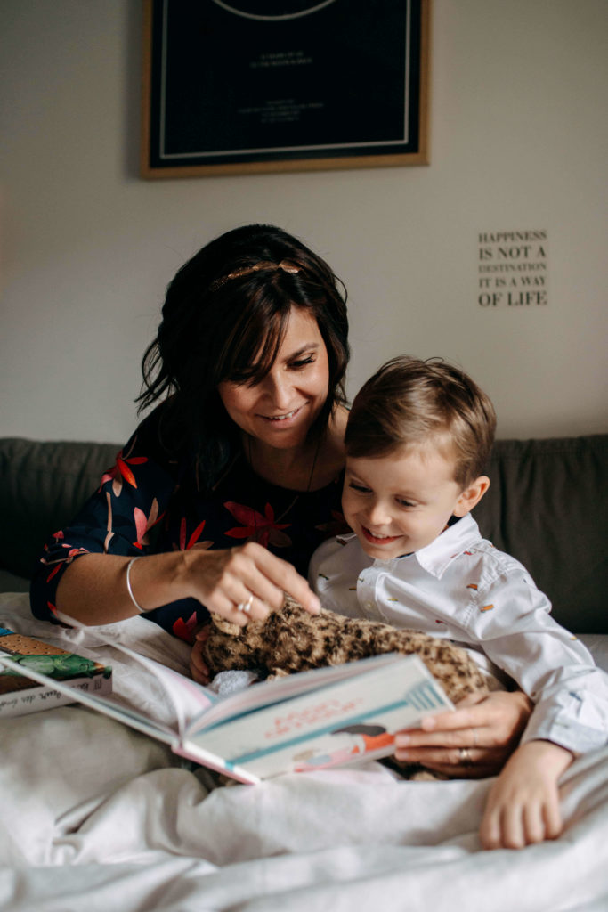 Maman et son fils qui lisent