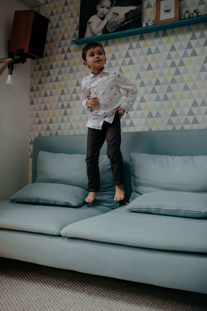 Petit garçon qui saute sur un canapé