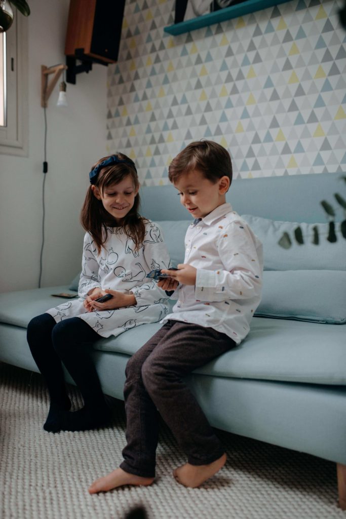 Frère et sœur sur le canapé