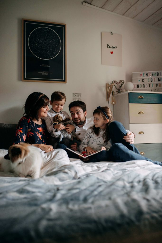 Famille réuni sur un lit