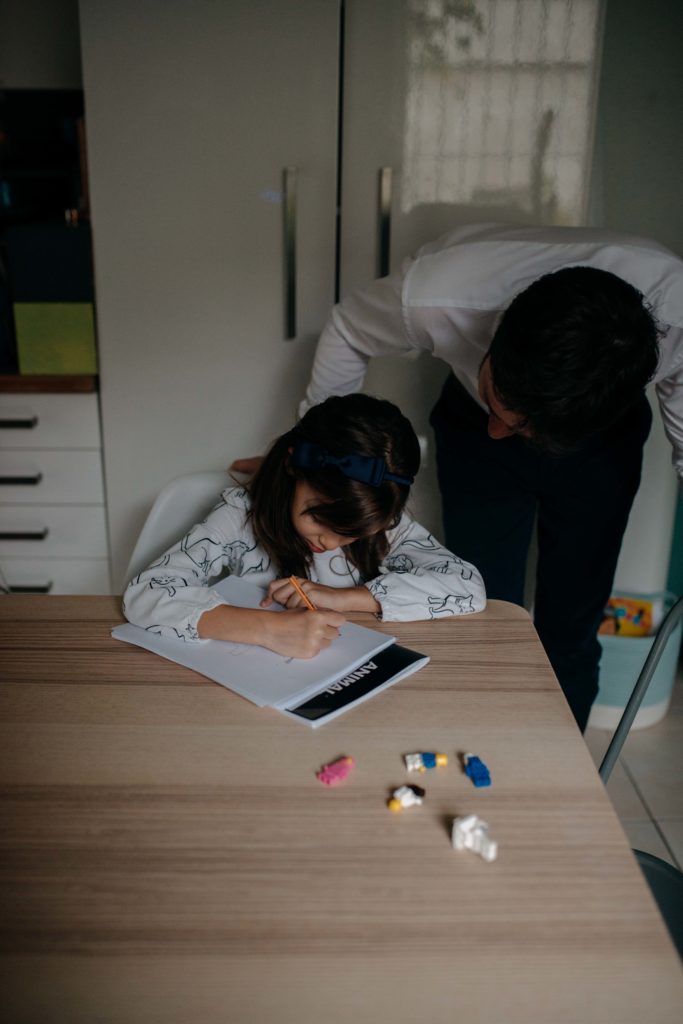 Petite fille qui dessine