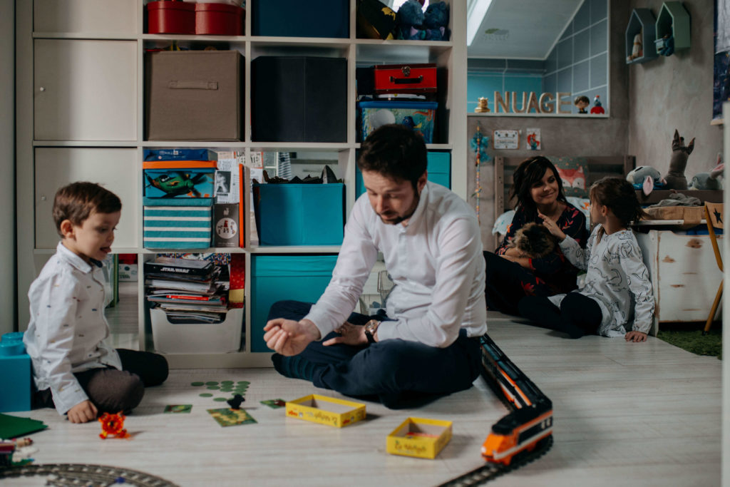 Famille qui joue à la maison