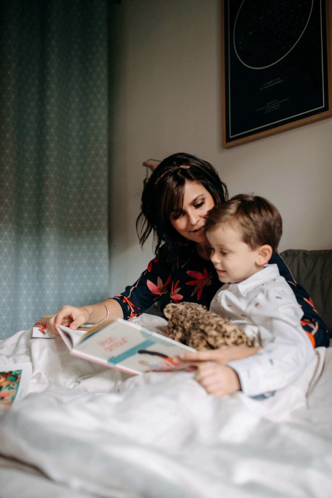 Maman qui fait la lecture
