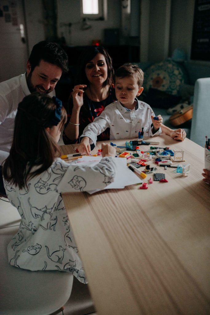 Séance photo en famille jeu sur la table