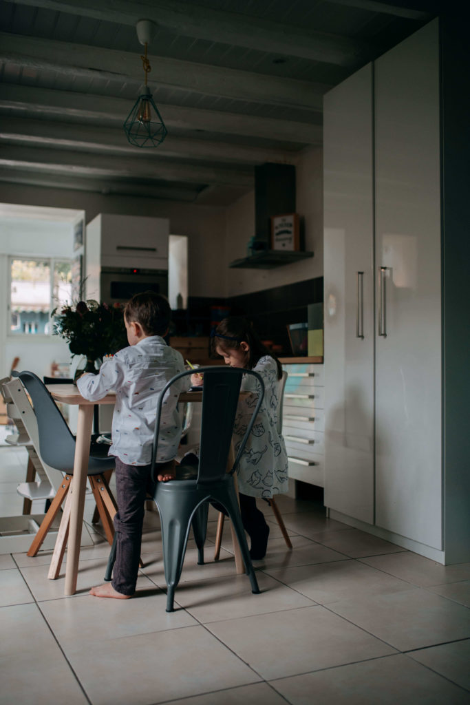 Enfants qui dessinent