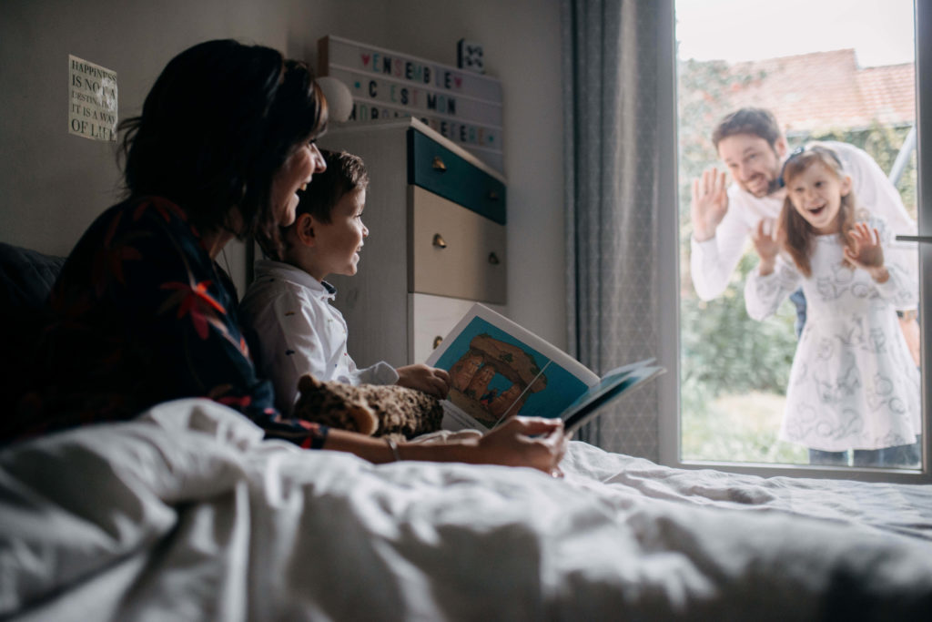 Maman et fils qui lisent