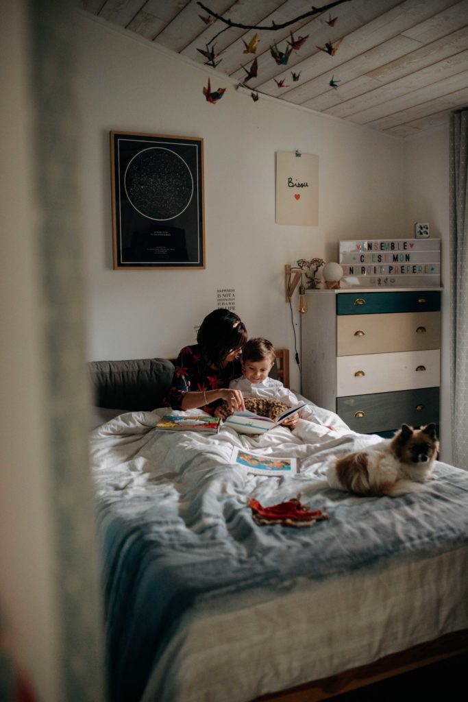 Maman qui lit une histoire à son garçon