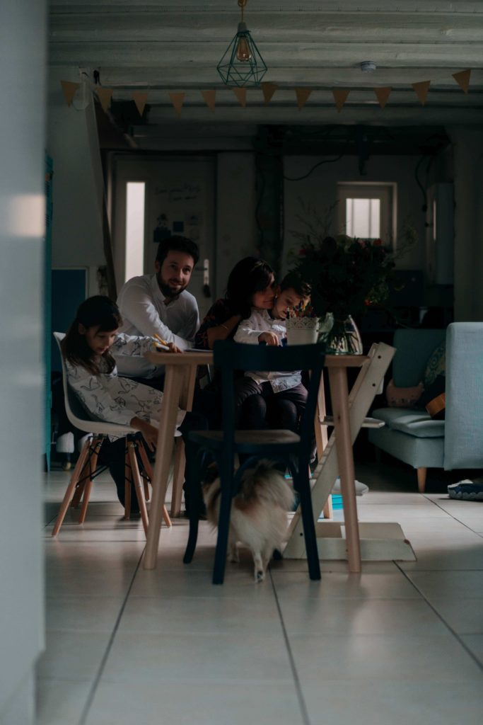 photo de famille à la maison