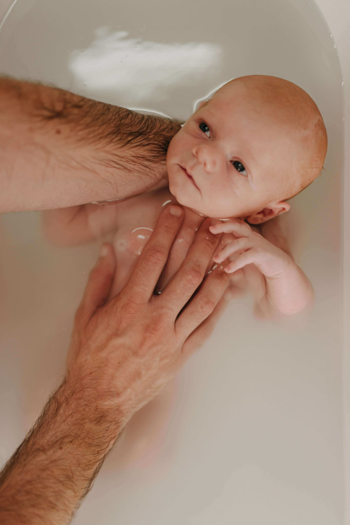 Nouveau né dans le bain