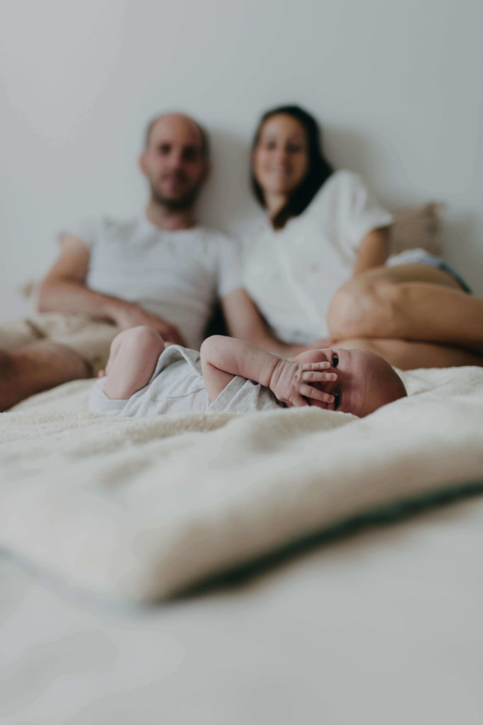 Couple sur le lit avec bébé