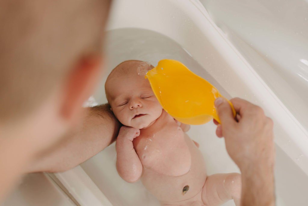 Nouveau né dans le bain